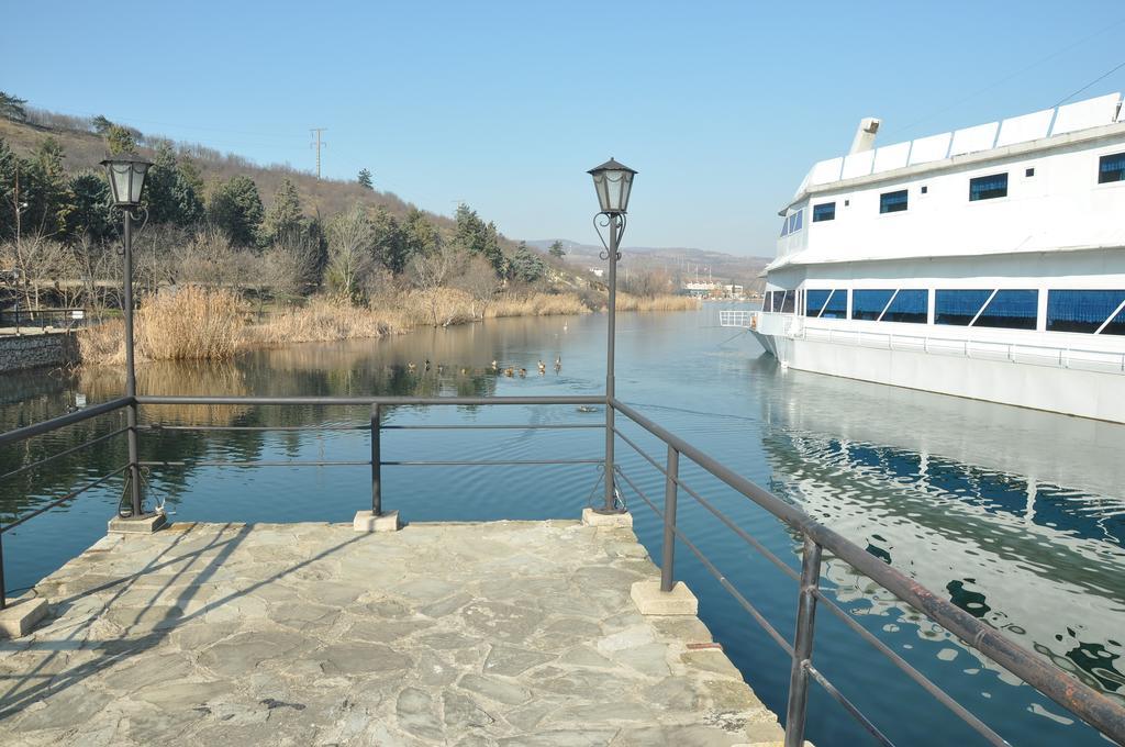 Hotel Brod Panini Велес Екстериор снимка
